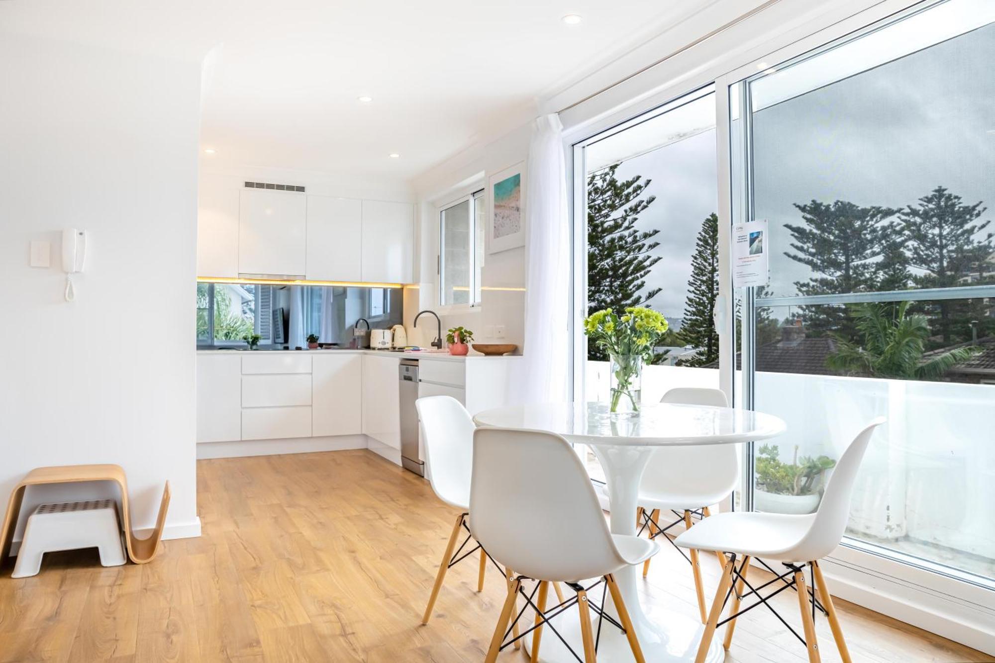 Chic Apartment Footsteps From Manly Beach Сидней Номер фото