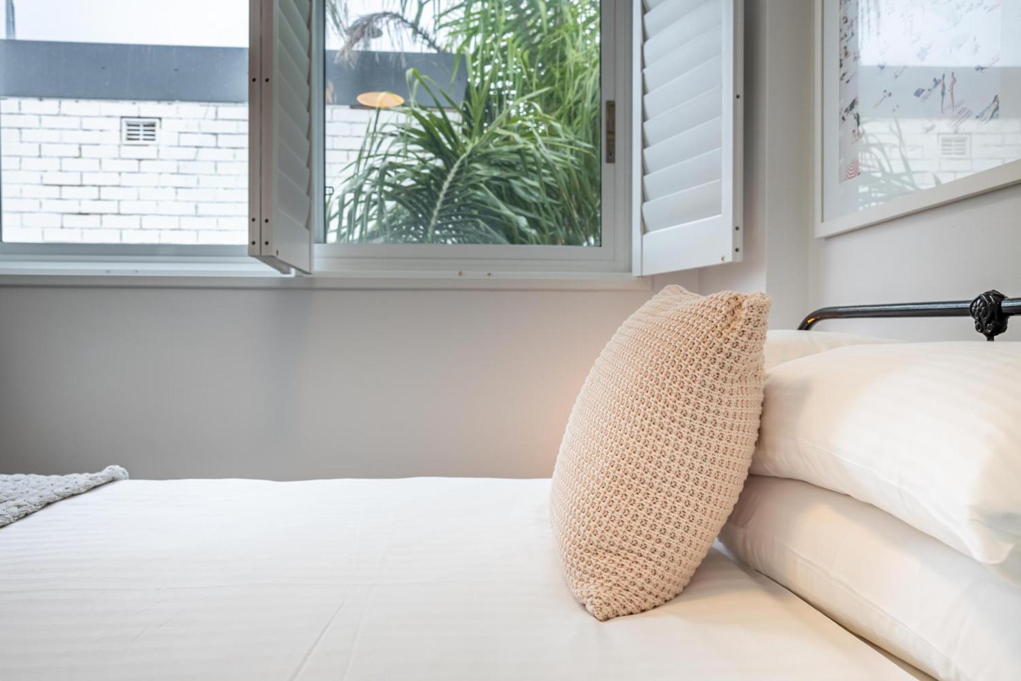 Chic Apartment Footsteps From Manly Beach Сидней Номер фото
